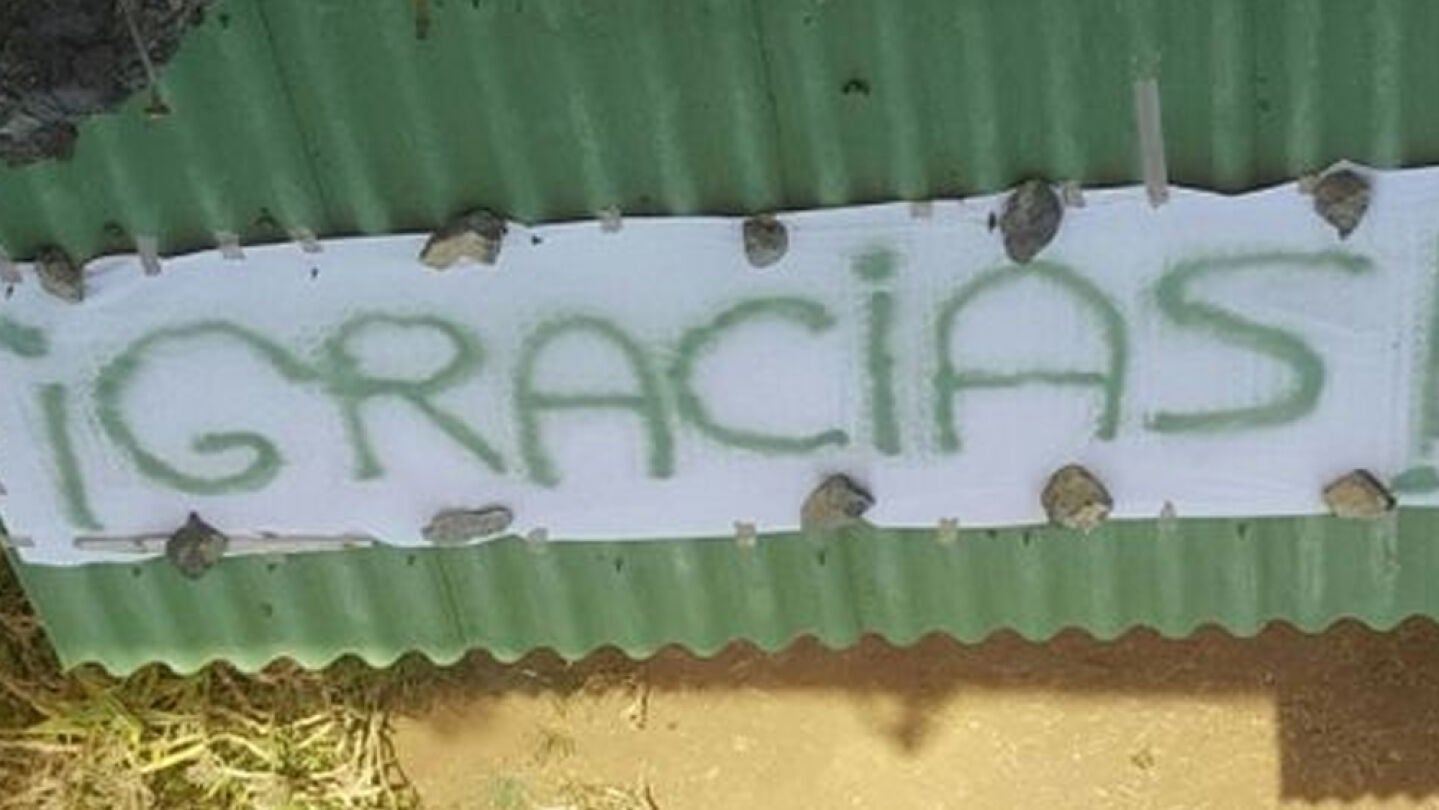 S&aacute;bana con la palabra 'Gracias' pintada en una azotea de La Palma