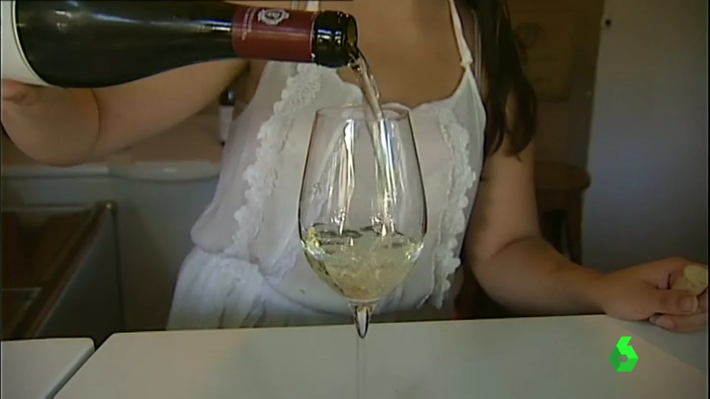 Una mujer sirve Albariño durante la fiesta del Albariño en Cambados Una mujer sirve Albariño durante la fiesta del Albariño en Cambados