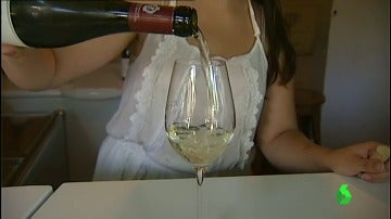 Una mujer sirve Albariño durante la fiesta del Albariño en Cambados