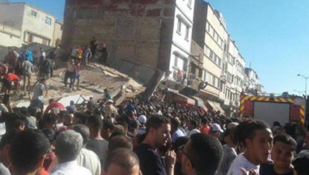 Los vecinos ayudan a desenterrar los escombros del derrumbe en Casablanca