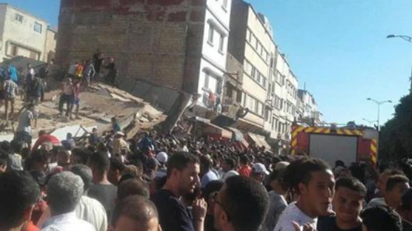 Los vecinos ayudan a desenterrar los escombros del derrumbe en Casablanca