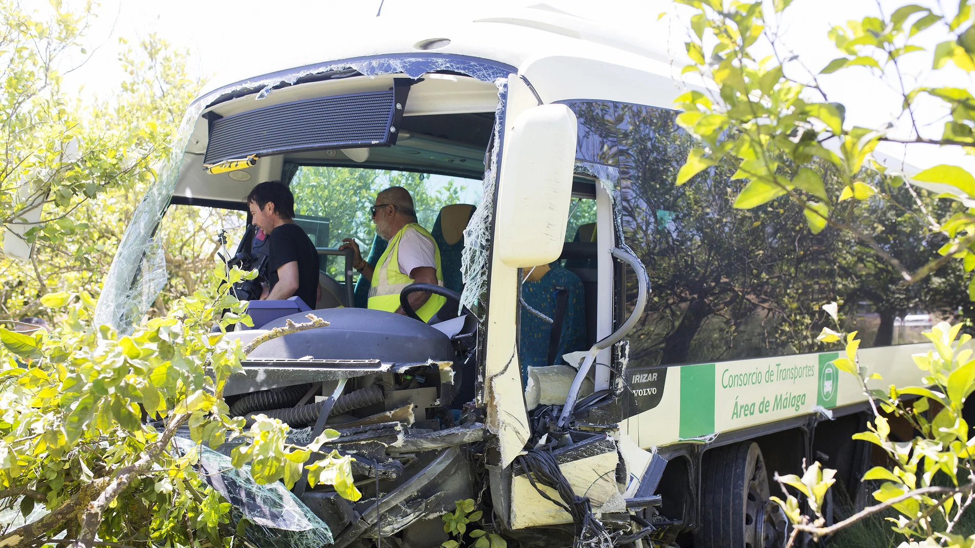 Un muerto y 17 heridos tras chocar un coche y un autobús en Málaga