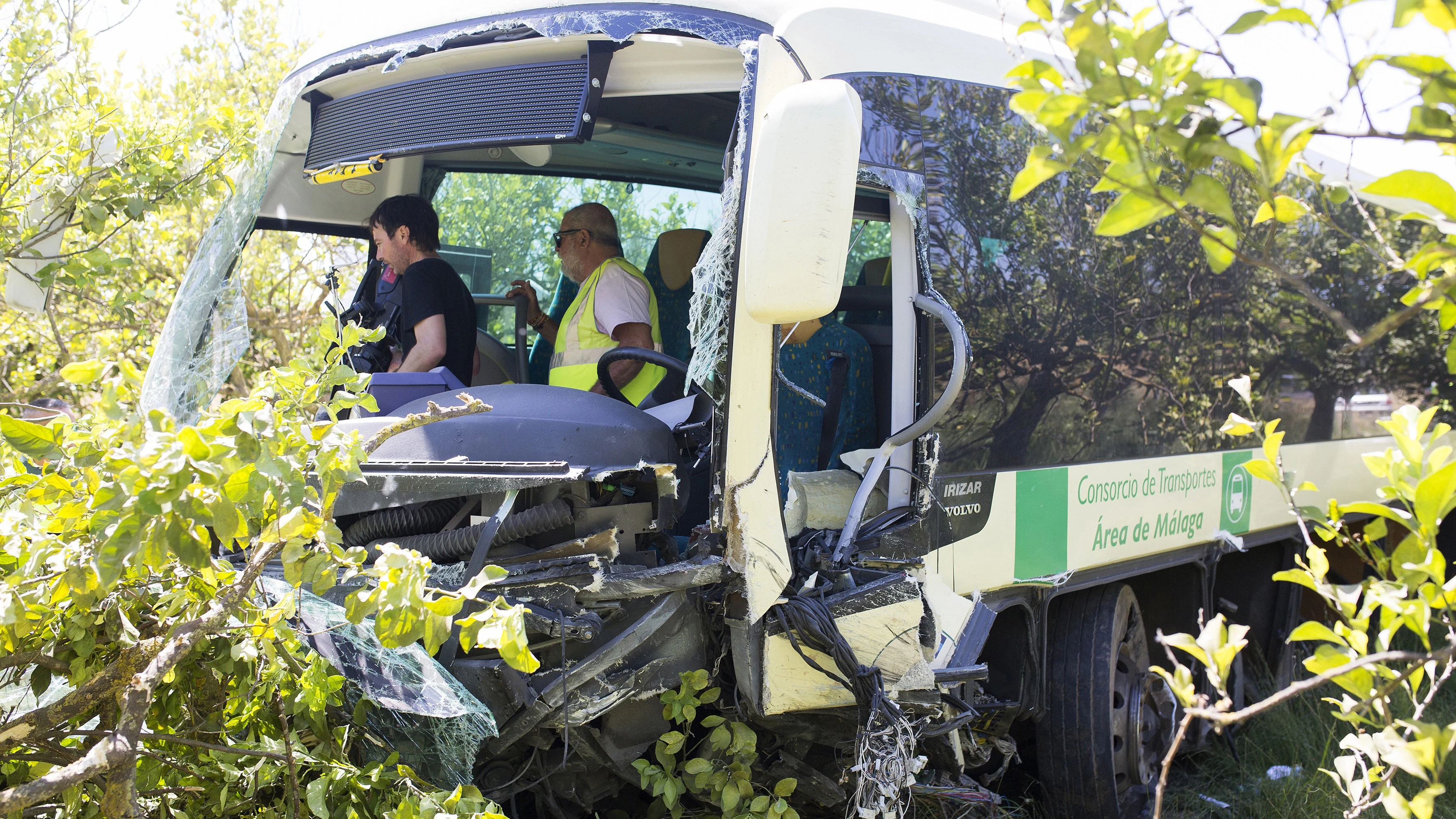 Un muerto y 17 heridos tras chocar un coche y un autobús en Málaga