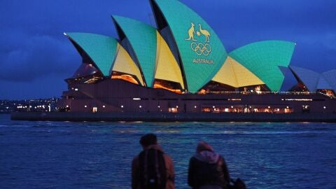 La ópera de Sídney está iluminada con el color verde y dorado en referencia a los colores del equipo olímpico Australiano