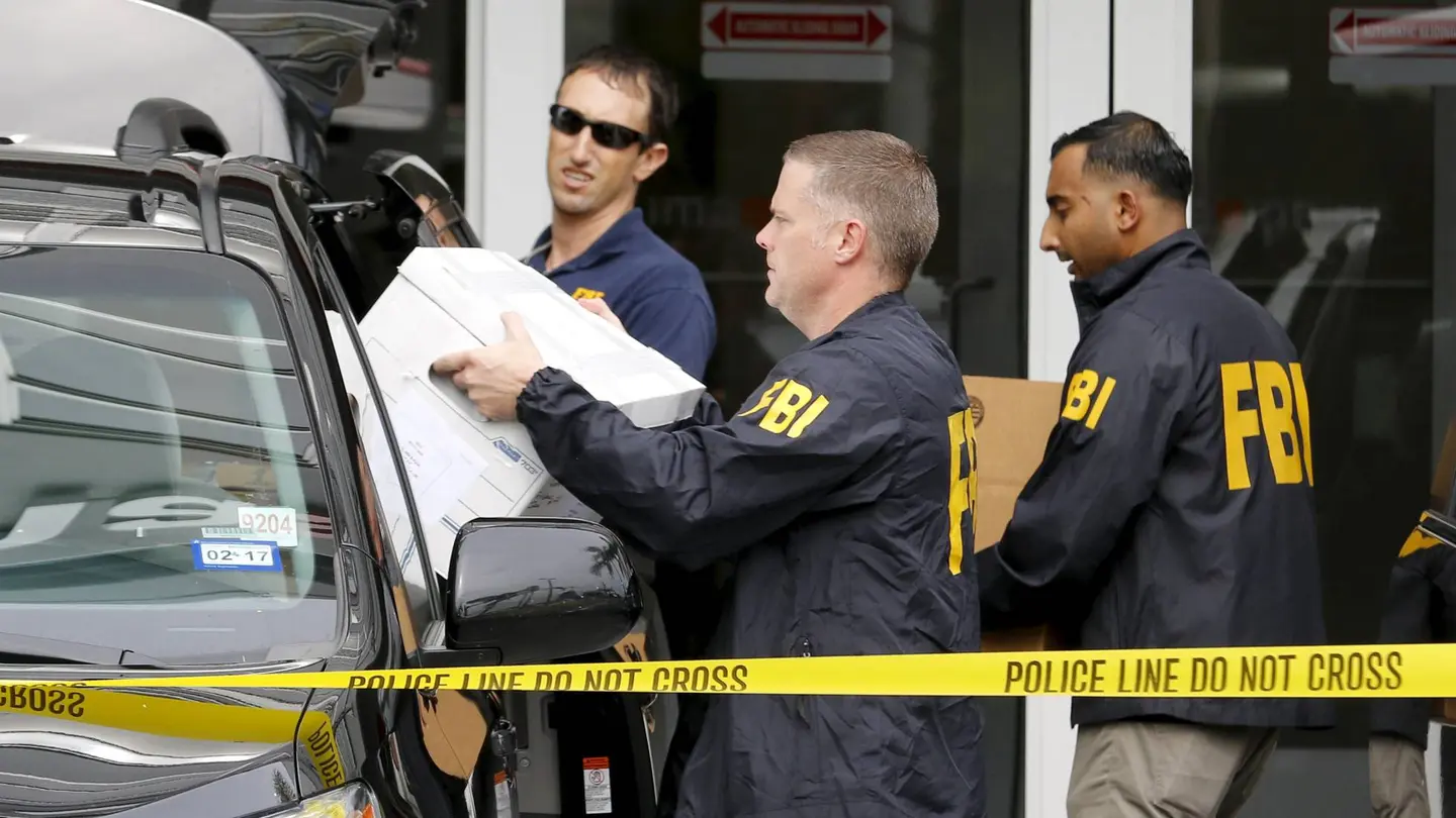 Agentes del FBI durante el registro Agentes del FBI durante el registro