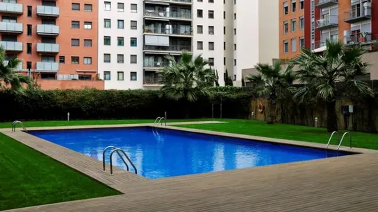 Edificio con piscina Edificio con piscina