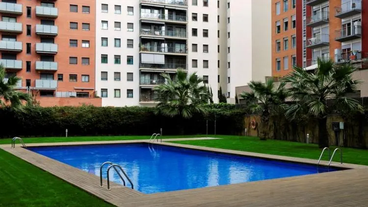 Edificio con piscina