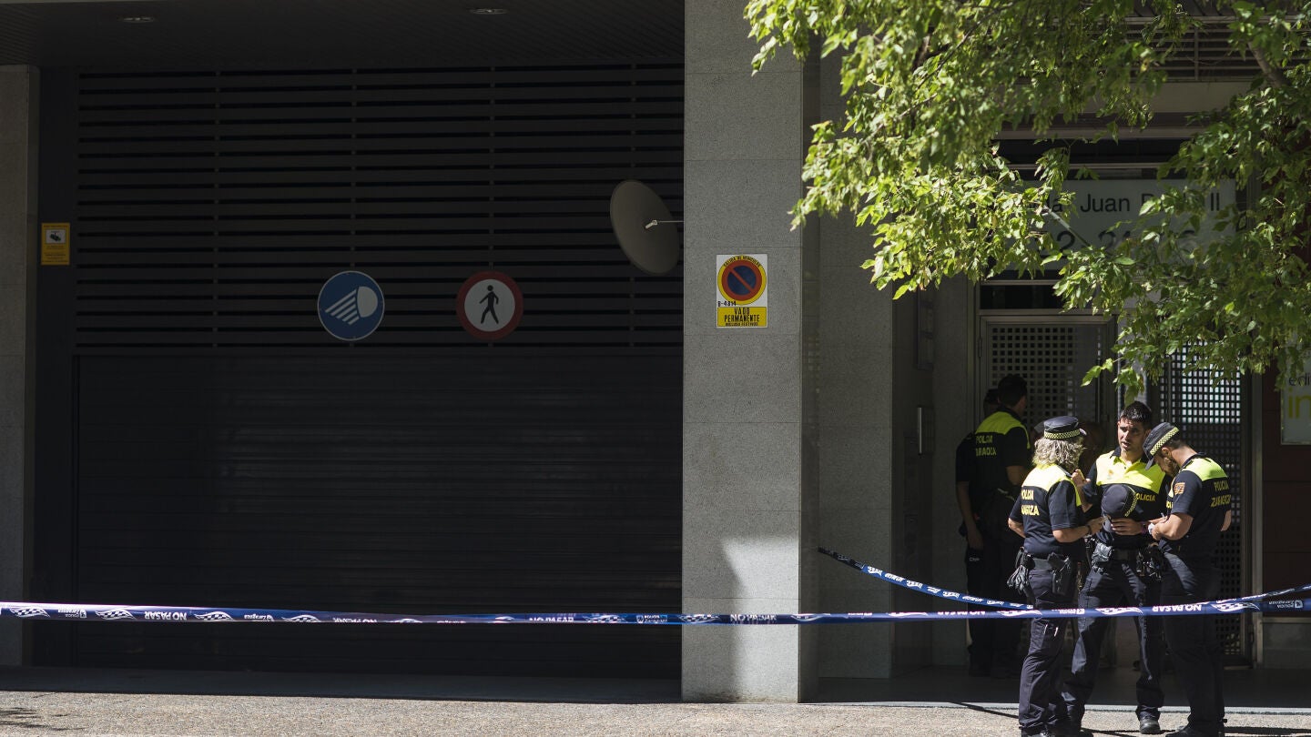 Agentes de la Polic&iacute;a custodian el lugar donde un hombre han disparado a su mujer y a su hija en Zaragoza