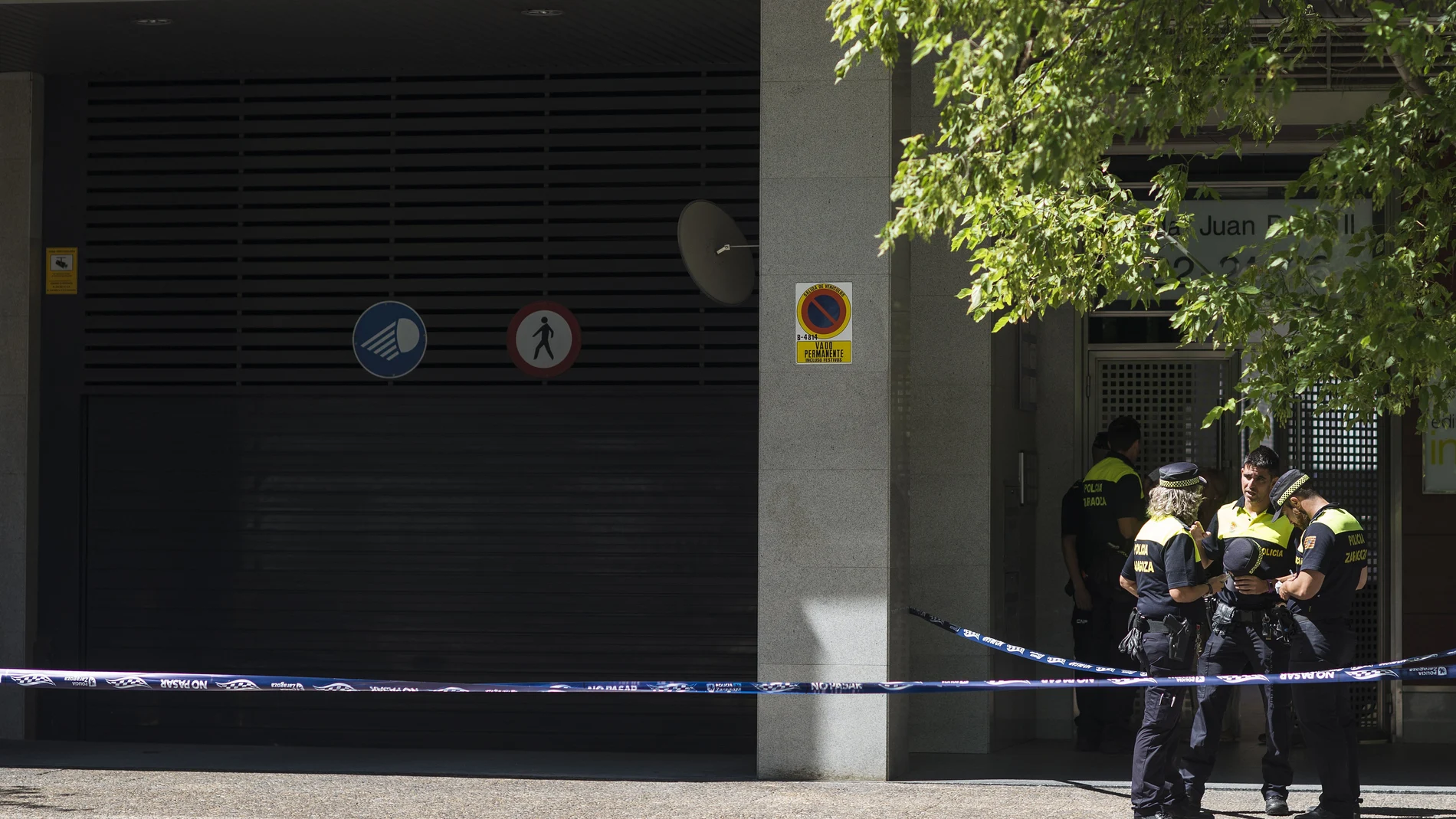 Agentes de la Policía custodian el lugar donde un hombre han disparado a su mujer y a su hija en Zaragoza