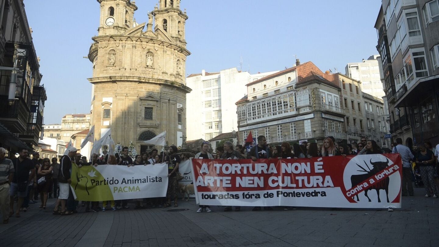 La plataforma 'Touradas f&oacute;ra de Pontevedra' durante la manifestaci&oacute;n.