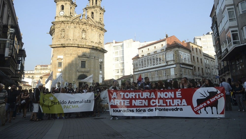 La plataforma 'Touradas fóra de Pontevedra' durante la manifestación.
