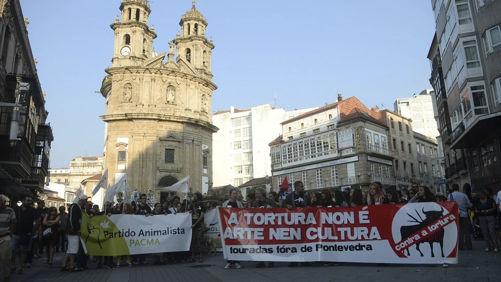 La plataforma 'Touradas fóra de Pontevedra' durante la manifestación.