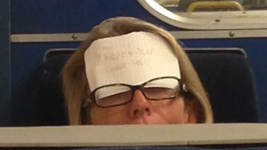 La mujer y su nota La mujer y su nota