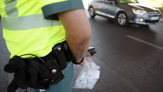 Un agente de la Guardia Civil, durante la campaña de control del consumo de alcohol y drogas. Un agente de la Guardia Civil, durante la campaña de control del consumo de alcohol y drogas.