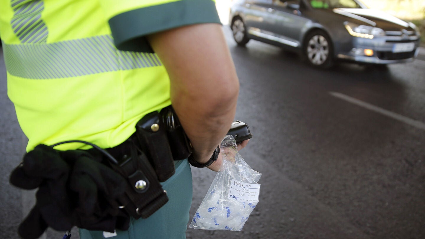 Un agente de la Guardia Civil, durante la campa&ntilde;a de control del consumo de alcohol y drogas.