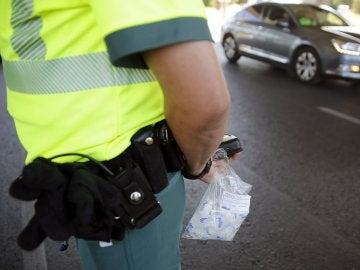 Un agente de la Guardia Civil, durante la campaña de control del consumo de alcohol y drogas. Un agente de la Guardia Civil, durante la campaña de control del consumo de alcohol y drogas.