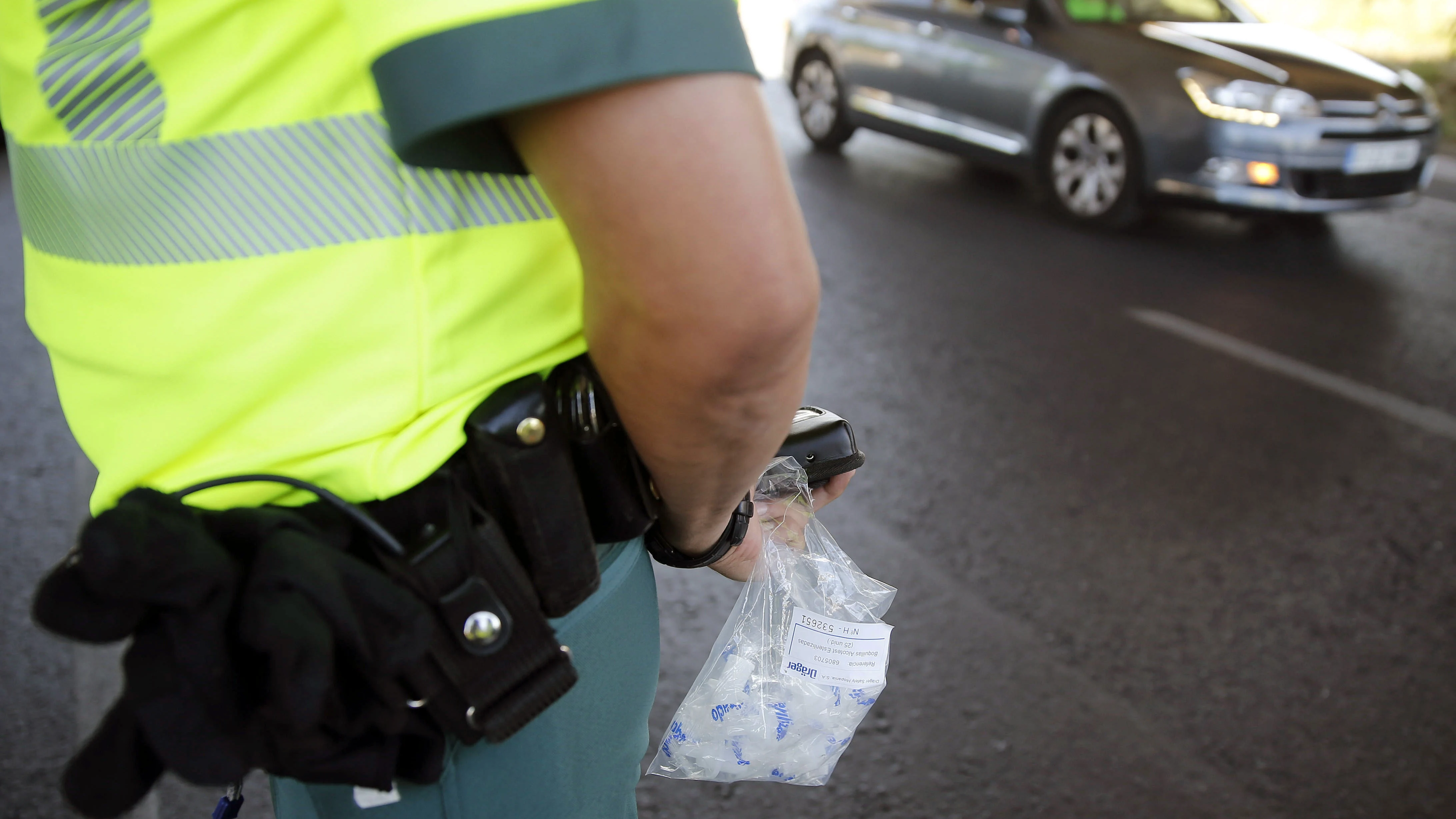 Un agente de la Guardia Civil, durante la campaña de control del consumo de alcohol y drogas.