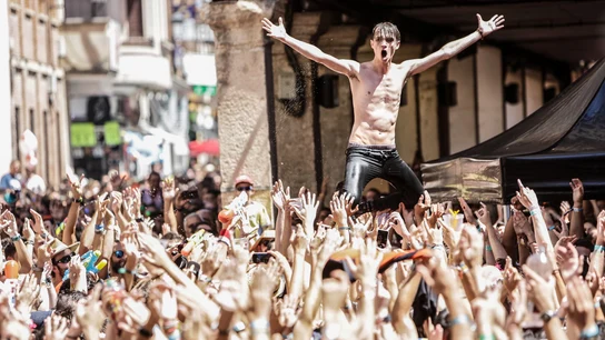 El cantante del grupo Kitai, Alexander Kuz, anima al público asistente a la segunda jornada del Sonorama. El cantante del grupo Kitai, Alexander Kuz, anima al público asistente a la segunda jornada del Sonorama.