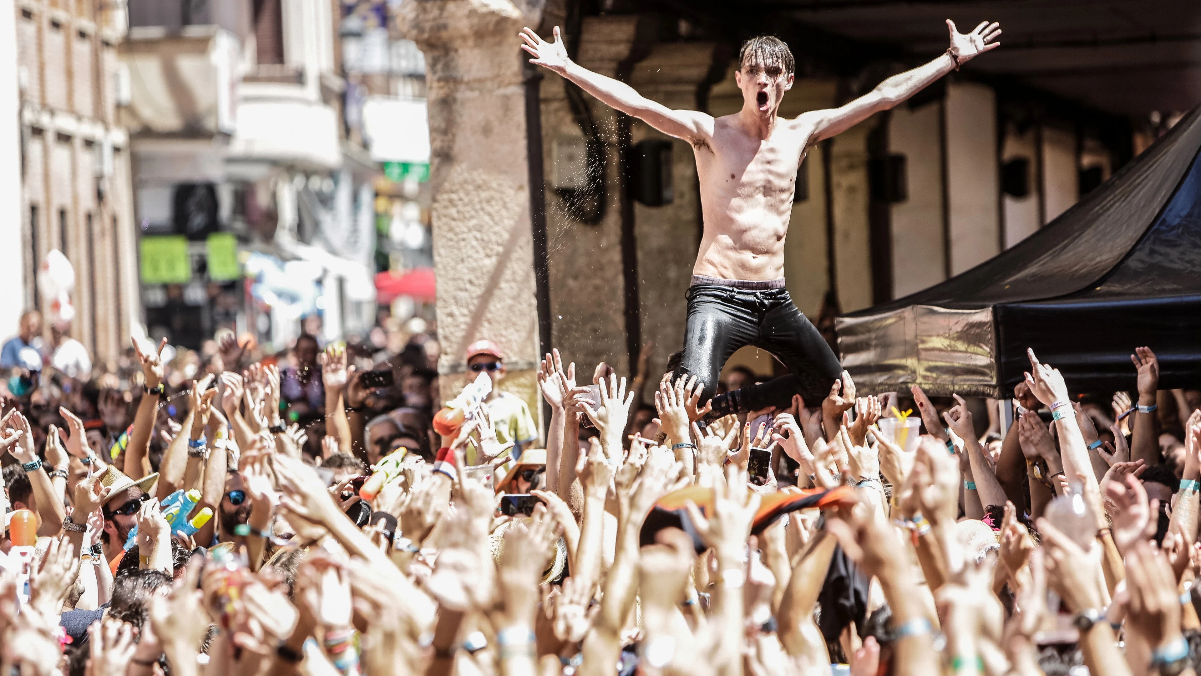 El cantante del grupo Kitai, Alexander Kuz, anima al público asistente a la segunda jornada del Sonorama.