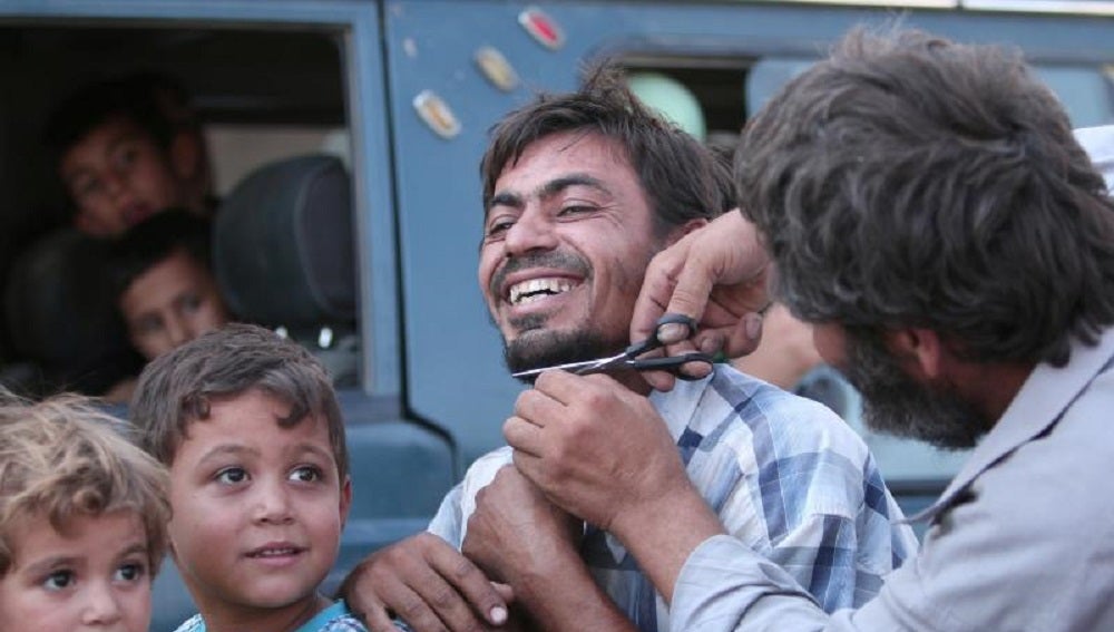 Ciudadano de Manbij afeitándose la barba.