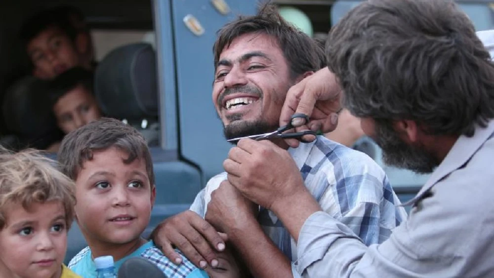 Ciudadano de Manbij afeitándose la barba. Ciudadano de Manbij afeitándose la barba.