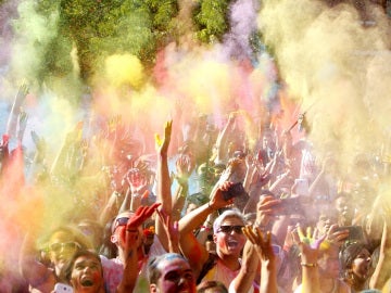 Un momento del festival de los colores Monsoon Holi Madrid Un momento del festival de los colores Monsoon Holi Madrid