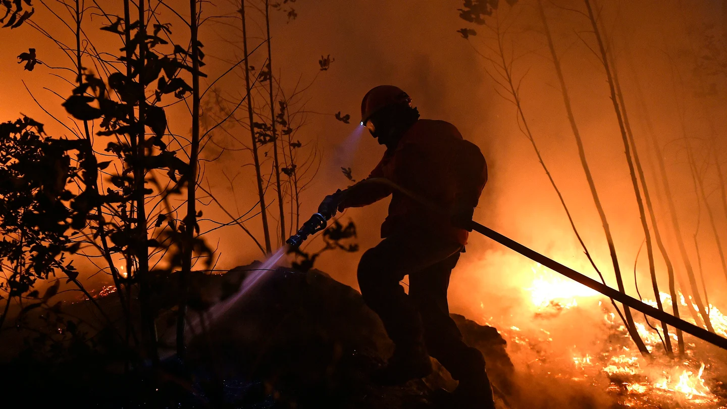 Un bombero combate un incendio forestal en Aveiro, Portugal. Un bombero combate un incendio forestal en Aveiro, Portugal.