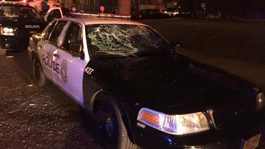 Un coche de policia destrozadoUn coche de policía destrozado Un coche de policia destrozadoUn coche de policía destrozado