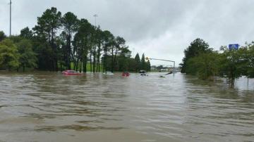 Las inundaciones de Luisiana dejan varios coches sumergidos