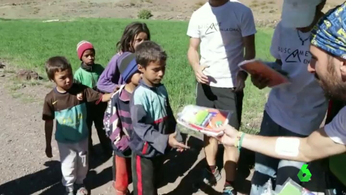 Frame 70.899159 de: Un profesor de C&oacute;rdoba recorre las zonas afectadas por el terremoto de Nepal para llevarles material escolar