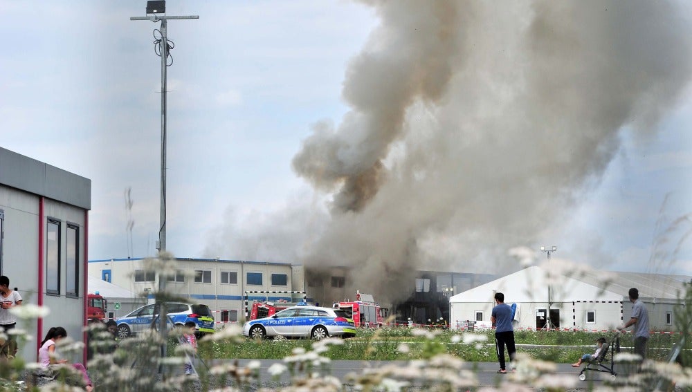 Imagen del centro de refugiados que se ha incendiado hoy en la localidad alemana de Kassel.