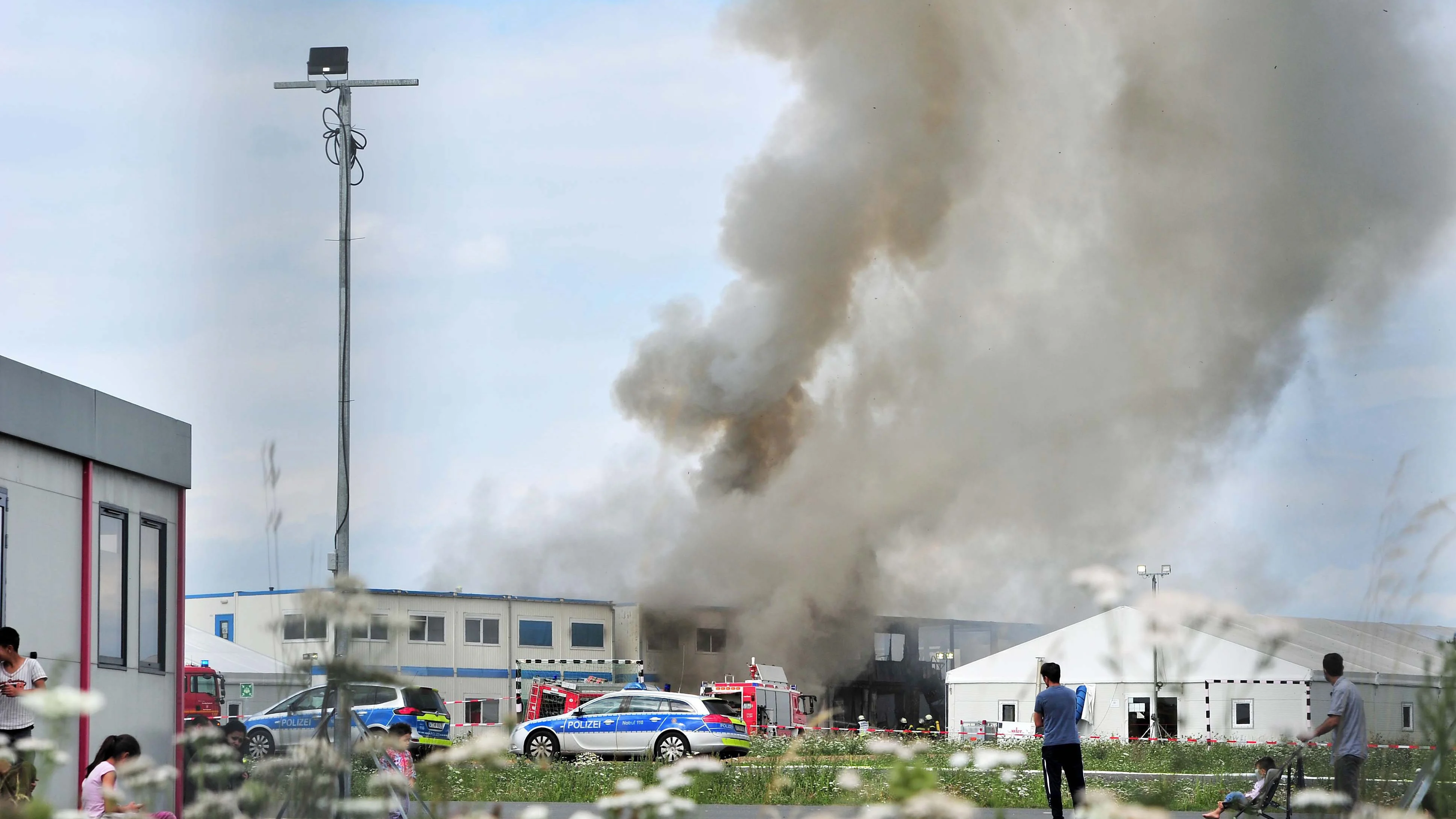 Imagen del centro de refugiados que se ha incendiado hoy en la localidad alemana de Kassel.