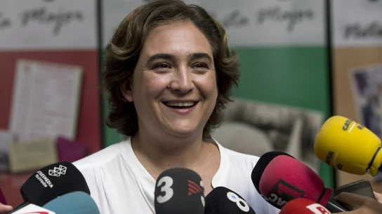 La alcaldesa de Barcelona, Ada Colau, La alcaldesa de Barcelona, Ada Colau, atiende a los medios de comunicación antes de pasear por las calles del barrio de Gràcia.