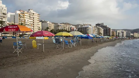 Cientos de sombrillas colocadas en primera línea en la playa Cientos de sombrillas colocadas en primera línea en la playa