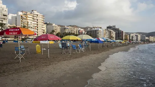 Cientos de sombrillas colocadas en primera línea en la playa Cientos de sombrillas colocadas en primera línea en la playa