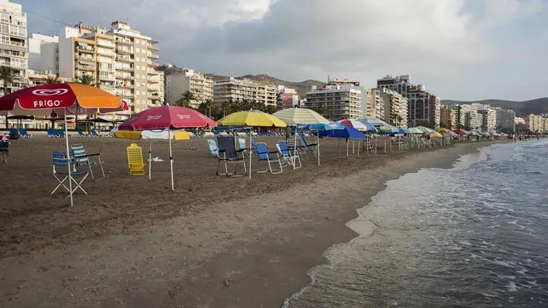 Cientos de sombrillas colocadas en primera línea en la playa