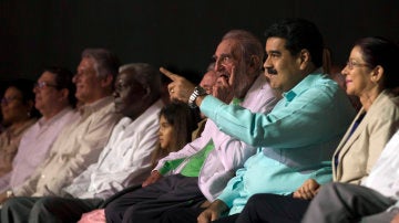 Fidel Castro reaparece en su 90 cumpleaños ante más de 5.000 personas