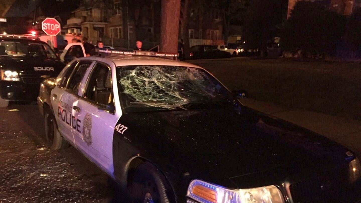 La polic&iacute;a trat&oacute; de controlar a los manifestantes que lanzaron piedras y otros objetos contra los agentes