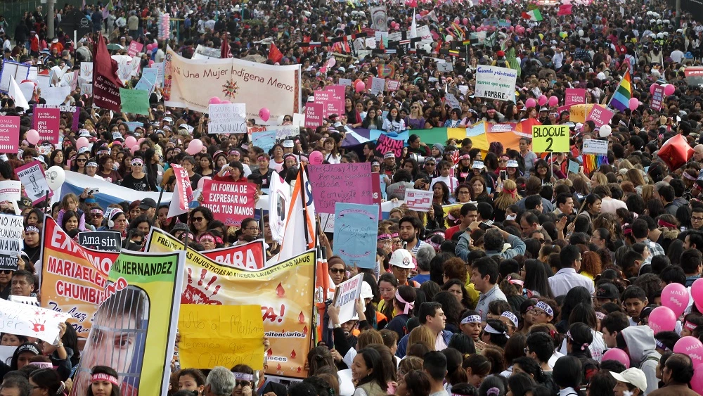 Miles de manifestantes a favor de la igualdad de género participan en la marcha "Ni una Menos"