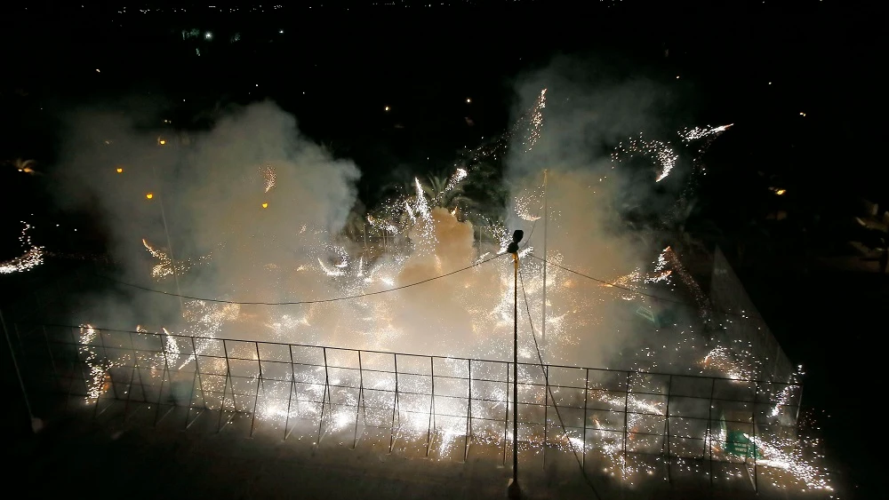 Tradicional guerra de carretillas durante la Nit de l'Albà, esta noche en las fiestas de Elche