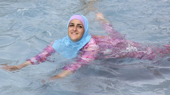 Una mujer se baña en 'burkini' Una mujer se baña en 'burkini'