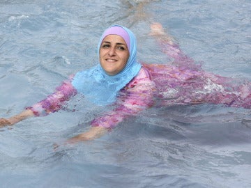 Una mujer se baña en 'burkini' Una mujer se baña en 'burkini'