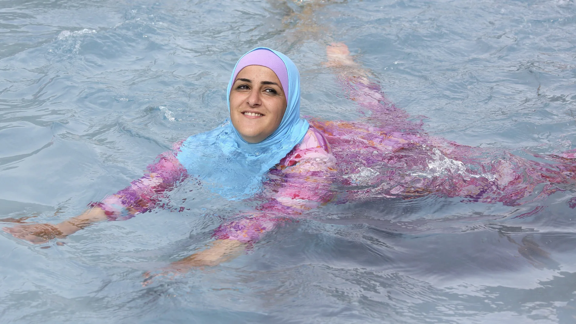 Una mujer se baña en 'burkini'