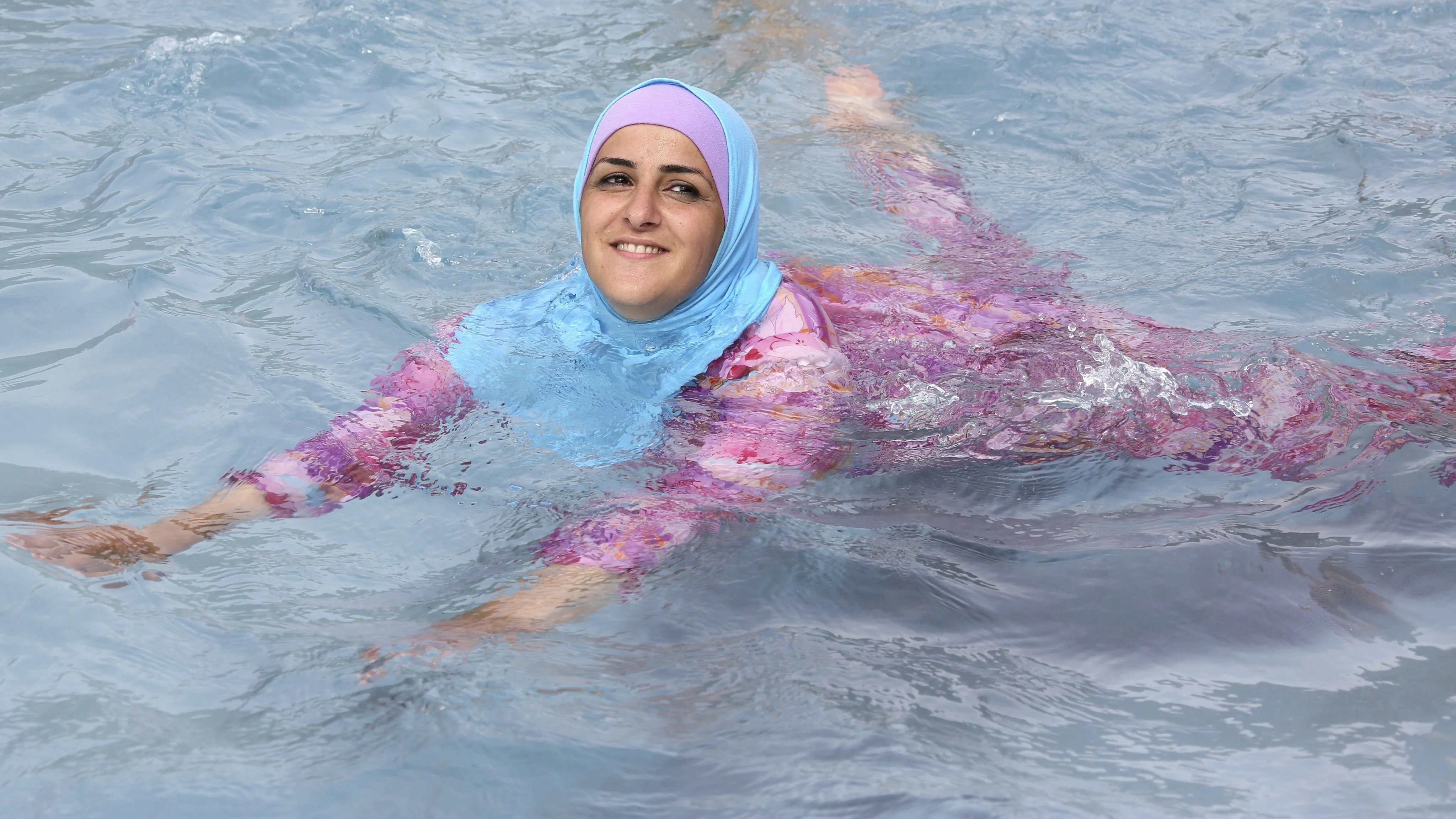 Una mujer se baña en 'burkini'