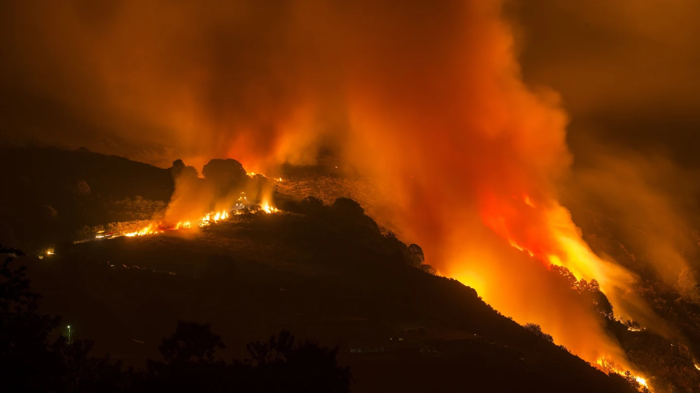 El incendio forestal declarado en el municipio orensano de A Pobra de Trives El incendio forestal declarado en el municipio orensano de A Pobra de Trives