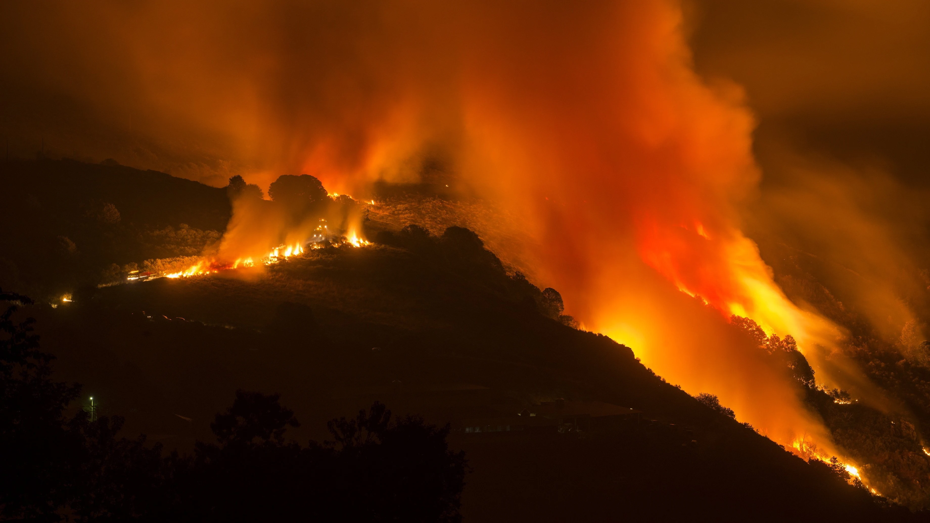 El incendio forestal declarado en el municipio orensano de A Pobra de Trives