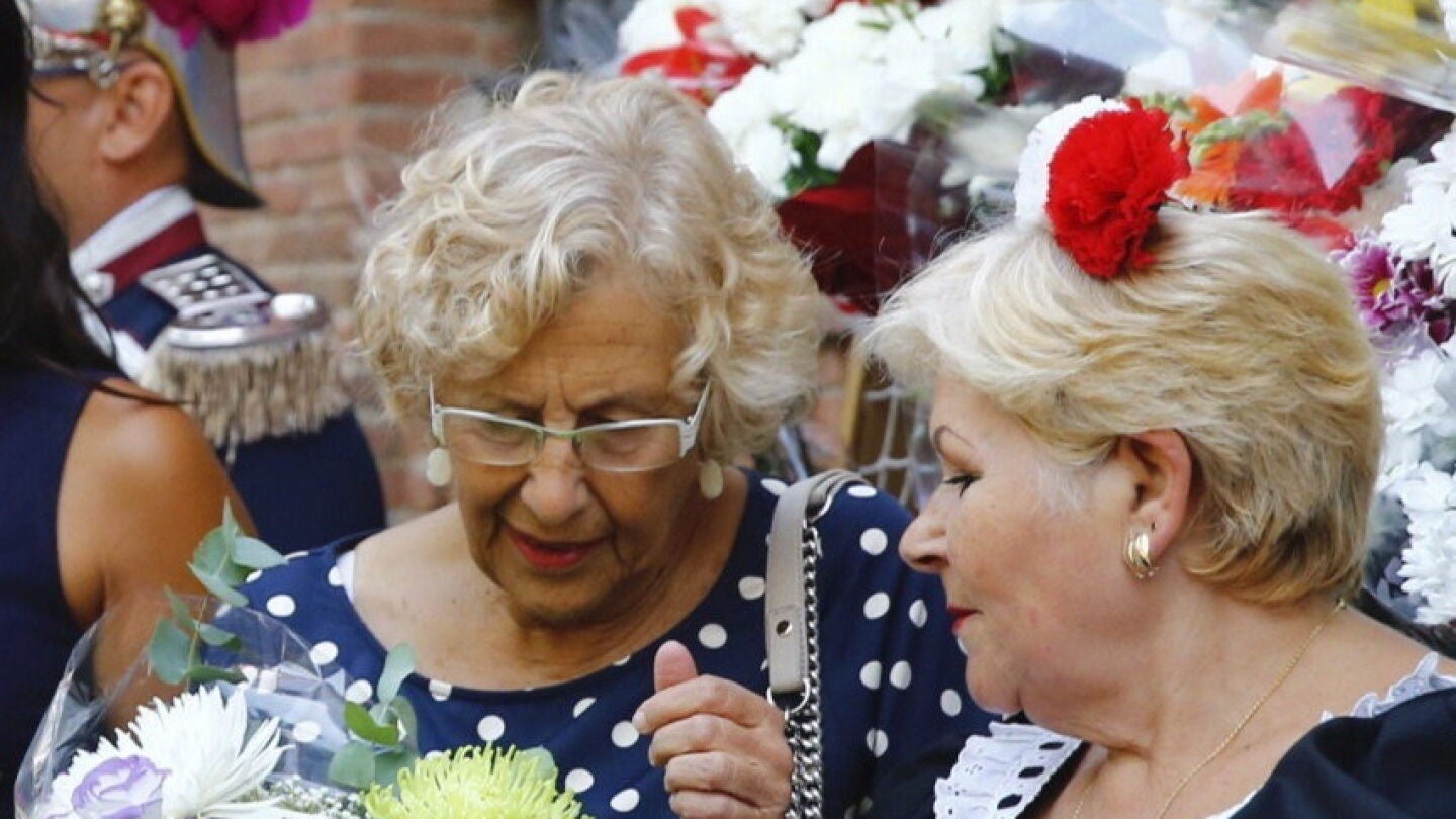 Manuela Carmena en las fiestas de la Virgen de la Paloma