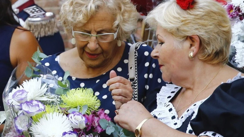 Manuela Carmena en las fiestas de la Virgen de la Paloma