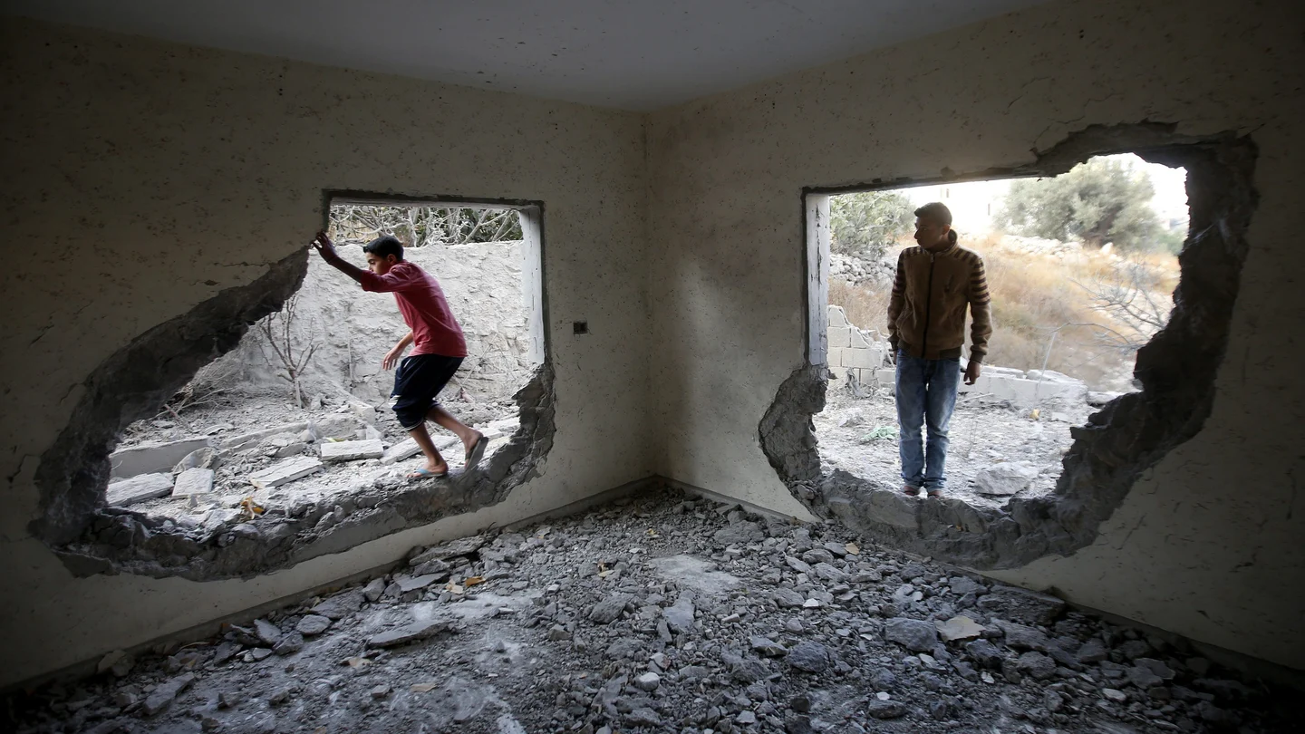 El Ejército israelí destruye la casa de la familia de un joven palestino que apuñaló a una niña de 13 años El Ejército israelí destruye la casa de la familia de un joven palestino que apuñaló a una niña de 13 años