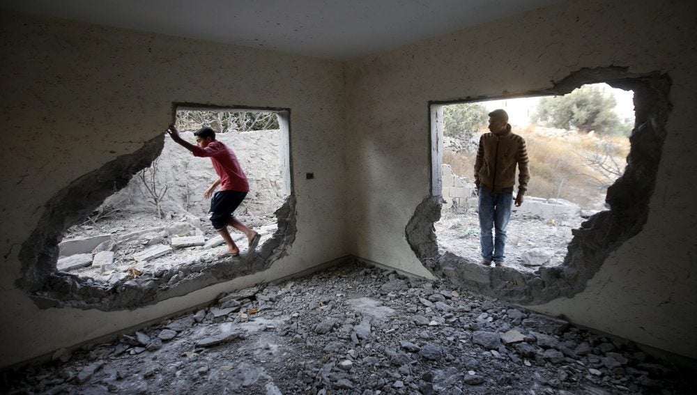 El Ejército israelí destruye la casa de la familia de un joven palestino que apuñaló a una niña de 13 años